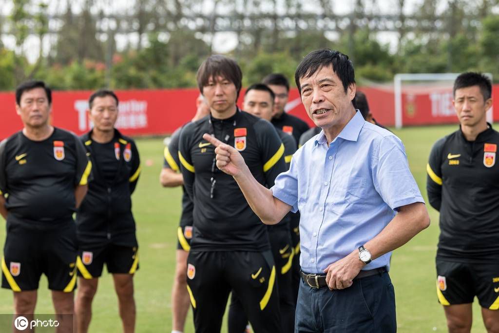 陆迟墨双腿盘坐在她的身前，和她面对着面，举起吹风机，打开暖风再次替她吹头发。